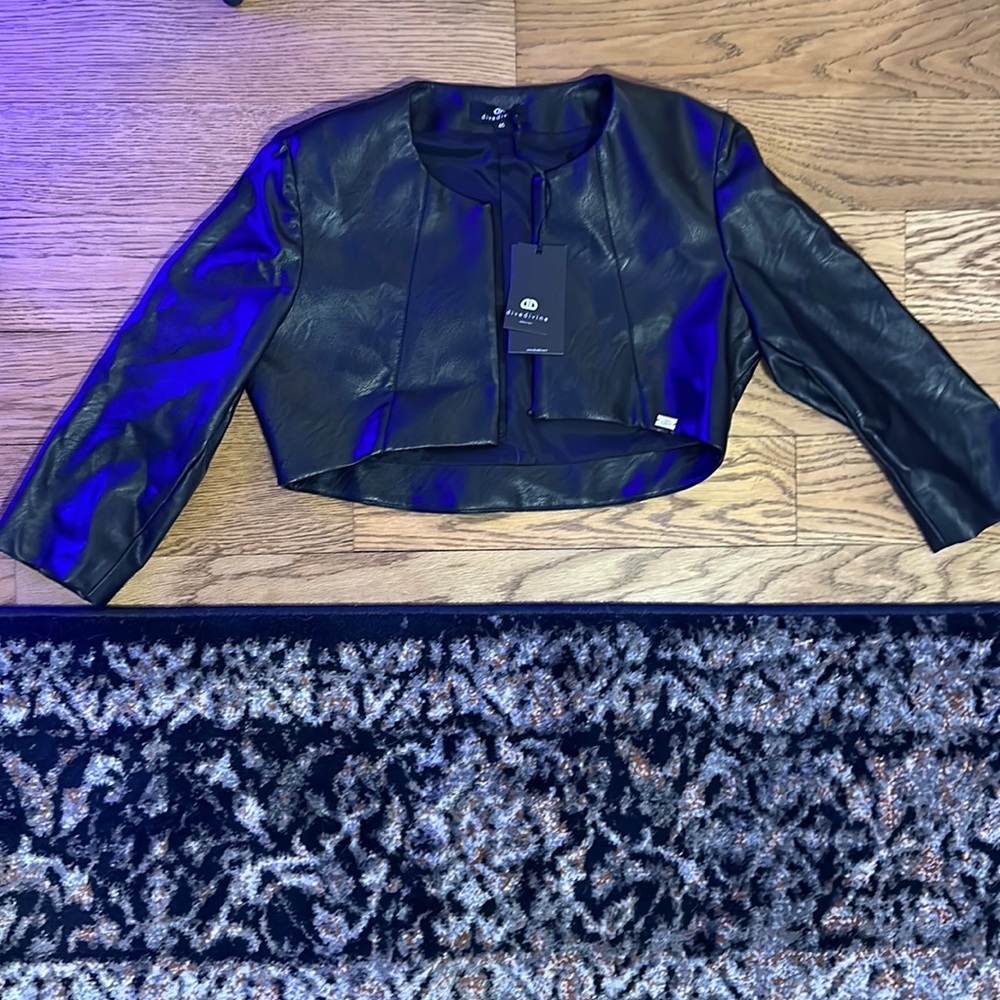 NWT. Women’s cropped black leather jacket. Designer Italian. Size 46 eu